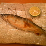 つるべ寿司 - 大きな落ち鮎の塩焼き