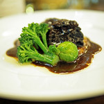ICARO miyamoto - 和牛ホホ肉の煮込み　グーラッシュ、芽キャベツがこのひと皿に春らしい華を添えていた
