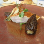 プレヴナンス - 29年4月　滋賀近江しゃも胸肉とモモ肉のロースト　長野モリーユ茸、葉玉葱、空豆