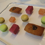 プレヴナンス - 29年4月　小菓子　ピスタチオフィナンシェ、キャラメルマカロン、カシスゼリー、リンゴゼリー