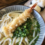 手打ちうどん 麺工棒 - ぶっかけうどん　海老天、おにぎり