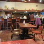 海南チキンライス 夢飯 - 雰囲気のいい店内