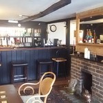 The Four Elms Inn - カウンターでビールを注文