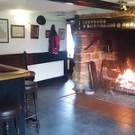 The Four Elms Inn - 大きな暖炉のある店内