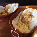 ザイカ1番レストラン - 焼きたてのプレーンナンおかわり自由！ チーズナンに変更はプラス300円