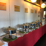 ザイカ1番レストラン - ランチバイキングの3種カレー・サラダ・スープ・ライス・食器