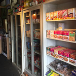 ザイカ1番レストラン - 店内玄関付近 映ってるのはインド人のオーナーさん 沢山の香辛料や豊富なレトルトなども販売してるのは珍しいです！