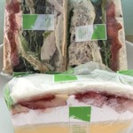 コウジ サンドイッチ - 左 明太チキン　右 胡麻ダレ豚しゃぶ　手前 いちごとカスタード