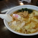 中華料理 康楽 - ワンタン麺 650円。つるっとのど越しの良いワンタンがたっぷり。味は昔ながらの中華そば。