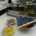 天ぷらまつもと  - お漬物とイカの塩辛は取り放題