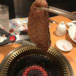 肉匠 迎賓館 - ミスジステーキをちょきちょき