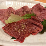 肉匠 迎賓館 - 上 特選ミスジ
      下 花咲カルビ