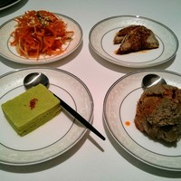 REIKASAI GINZA - 右上：牛肉のスパイス焼き 右下：麻豆腐 左上：人参の炒め物 左下：翡翠豆腐