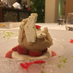 カーサ・デル・チーボ - 苺とホワイトチョコ風味のブランマンジェ アールグレイのジェラートと