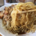 油そば5坪 - 麺に到達。タレは多め。