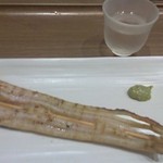 干物まる - あなごの干物（串）と日本酒おちょこ一杯