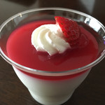 銀座コージーコーナー - 料理写真:なめらか杏仁プリン 苺&ラズベリー(税込272円)