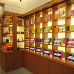 廣方圓 - お店に入ると台湾を代表する高級茶の数々が所狭しと並べて販売されてました。
      