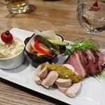 ビアカンチキン ニクバルコラボエニー - タパス盛り合わせ～スモークポテサラ・ピクルス・鶏ハム・鴨ロースのパストラミ