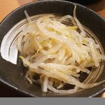 美味しいお酒と炉端焼き 盃 - 付け出しのもやし　※小皿に２人で１皿（写真は３回目のおかわりの写真です）(2017.04.08)