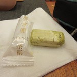 廣方圓 - 紹介させていただく茶菓子はもう一品、茶酥をいただいてみました。
            
            ビーナッツを使った伝統的な新年のお菓子を抹茶を使ってサクッとした食感に仕上げてあります。
            