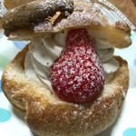 洋菓子　アリス - 道産生クリームと苺のシュークリーム