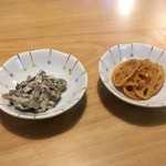 くろしを - つきだし(こんにゃくとお豆腐の和えたもの)、蓮根のピリ辛ごま油和え