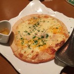 I Shoku Shun Igatta - 4種のチーズのピザハチミツ添え ¥870