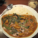 CoCo壱番屋 - 牛もつカレーに、ほうれん草を追加トッピングしたもの。