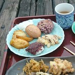 縄文村 - 殻 付き煮卵。雑穀(？)の焼おにぎり。タケノコの炊き込みご飯。おはぎ。人気のじゃがいも。