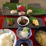 お食事茶屋 膳 - 《地魚お刺身定食》1,380円
      今日の刺身はマグロ、キンメダイ、マダイ、スズキ
      2017/4