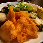 居酒家 七月七日 - 日替りランチ
                                メインのプレートに、サラダ お惣菜 フルーツ
                                バランスもボリュームも、良い(^-^)