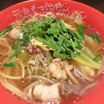 博多芳々亭 - もつ鍋ちゃんぽん 醤油味(小ライス付き) 700円。 同じく麺の大盛無料、ライスのおかわり無料です。