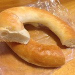 パテスリーアンドベーカリープチラパン - バターソルトパン　123円