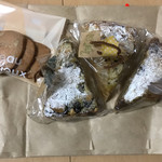 お菓子屋 ルポ - 料理写真:チョコタルト、おいも&黒ゴマタルト、抹茶&大納言タルト、苺クッキー