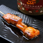 湘南朝どれ刺身×魚の串焼き たまりば - 人気のサーモンは照り焼きで串焼き