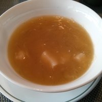 中国飯店 琥珀宮 - 上海蟹の出汁で仕上げた海鮮とフカヒレのスープ