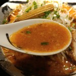 カラシビ味噌らー麺 鬼金棒 - もやしカラシピ味噌らー麺のスープ