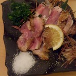 熟成魚と日本酒と藁焼き 中権丸 - 地鶏モモタタキ　９８０円