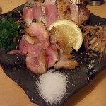 熟成魚と日本酒と藁焼き 中権丸 - 地鶏モモタタキ　９８０円