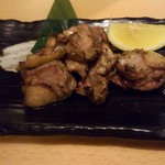 熟成魚と日本酒と藁焼き 中権丸 - 地鶏モモ炭焼き　６８０円