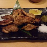 熟成魚と日本酒と藁焼き 中権丸 - 地鶏セセリ炭焼き　６８０円