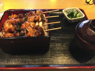 Tengu sakaba - 炭火焼鶏もも重500円