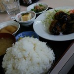 どんぶり君 - マグロのほほ肉フライ ご飯大盛り890円。