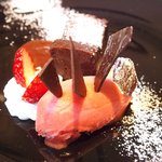 エパヌイ - ランチコース 3590円 の温かいチョコレートケーキ いちごのソルベ添え