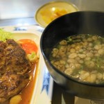 ステーキ宮川 - 料理写真:ハンバーグ定食、みそ汁は揚げ玉入り