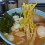 長浜や - 麺は、正油ラーメン用に中太麺。