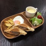 カフェバー&ランチボックス スマイル - 料理写真:ホットサンドです