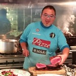 SAKURAGUMI - メインの肉を切り分ける西川オーナー