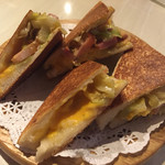 クワトロチンクエ - 春キャベツとスモークベーコンのホットチーズサンド(550円)